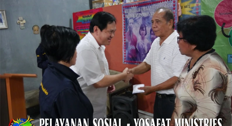 Social Ministries Kunjungan ke Panti Asuhan Beriku Hati. Cisauk Tangerang. 24 Januari 2017 8 rev_yosafat_dan_ibu_memberikan_persembahan_kasih_buat_bapak_dan_ibu_pembina_panti