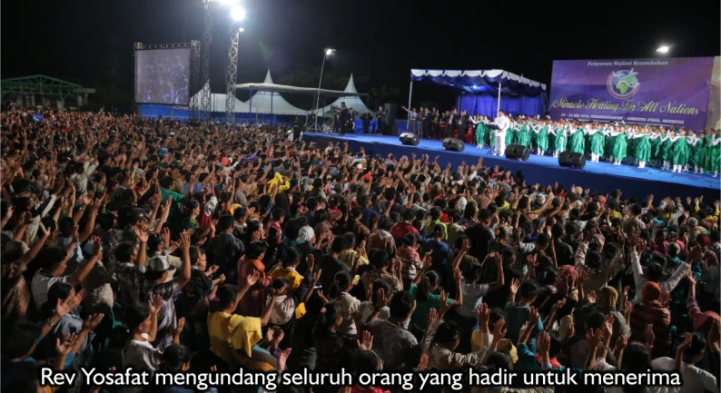 Gallery Pelayanan 13 rev_yosafat_mengundang_orang_yg_hadir_utk_terima_yesus_kkr_siantar